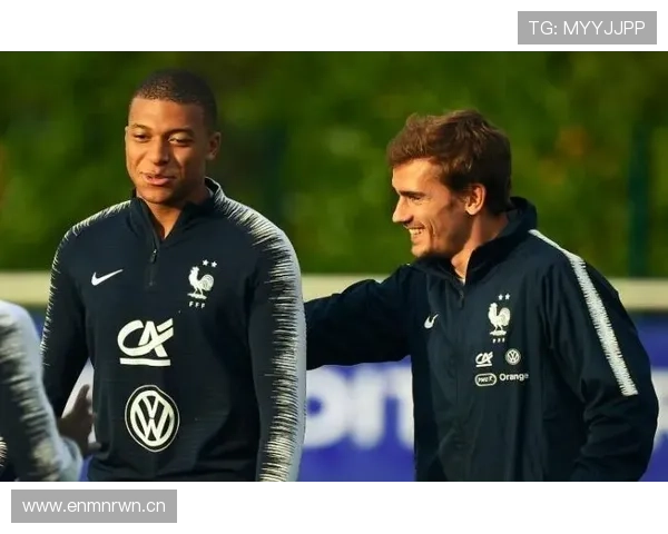 姆巴佩平时穿得比明星还时髦，结果一上场全变猛兽，这反差太刺激了！