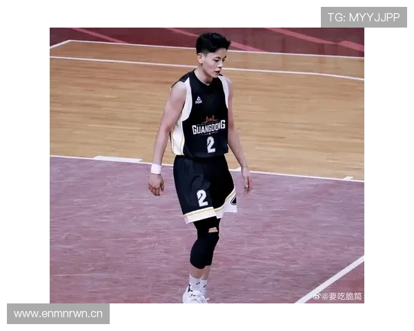 杨舒予训练完直接拎爱马仕去吃下午茶？