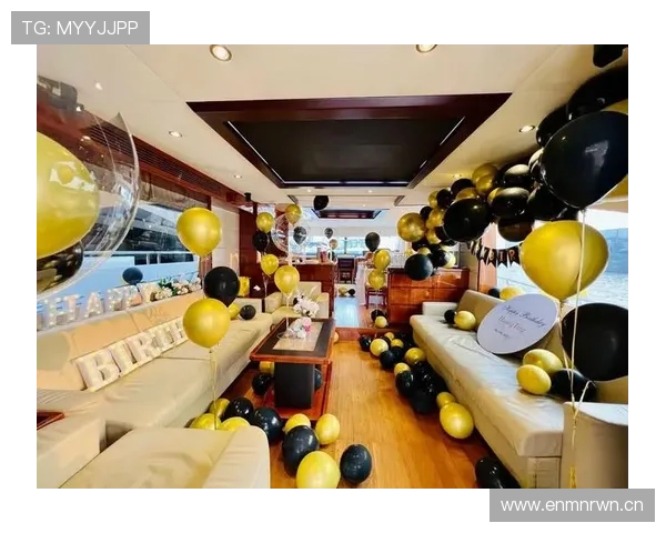 汪周雨早上地铁素颜，晚上游艇派对香槟到天亮，这反差让我懵